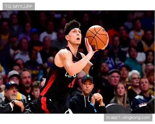 热火主场击退雄鹿 希罗25分阿德巴约24分巩固附加赛席位